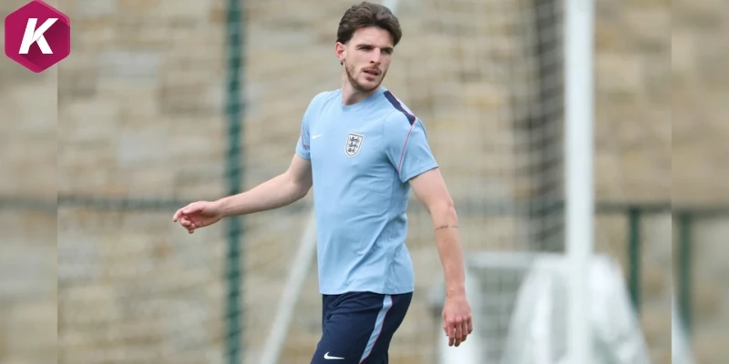 Declan Rice cách ly với toàn đội với lý do bị ốm trước trận